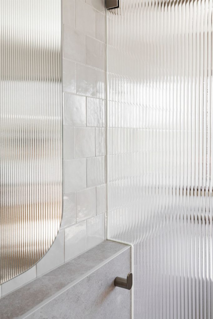 20240319_JustinPlace_WheelerHeights-33 shower screen fluted shower screen